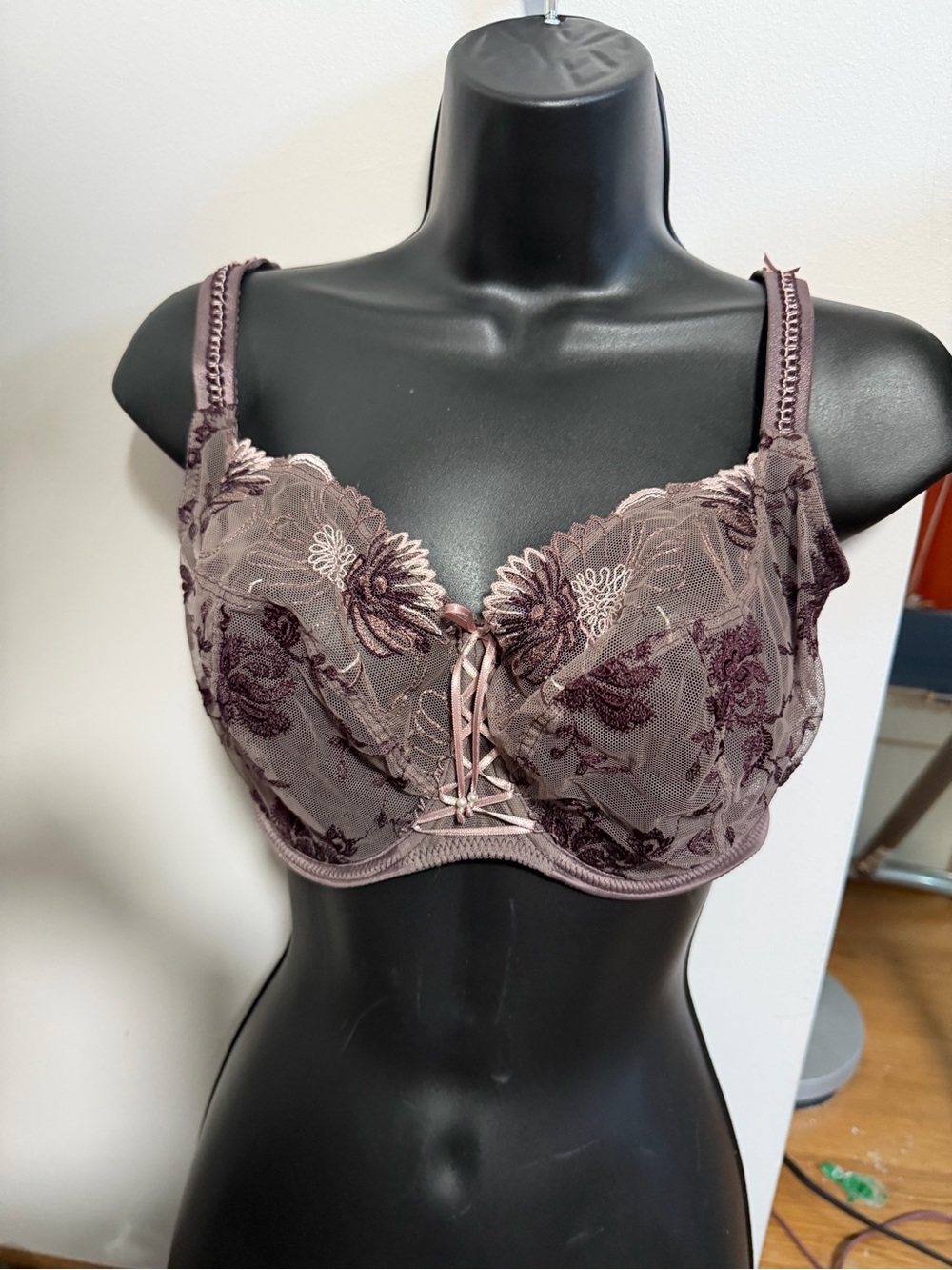 Embroidered Lace Underwire Bra in Mauve
